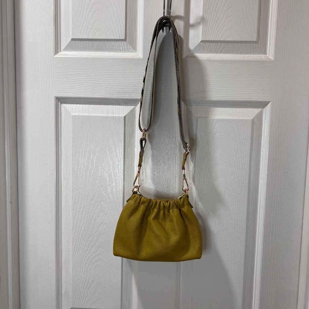 Vera Pelle Mustard Yellow Leather Handbag with‎ Striped Strap and Gold Hardware